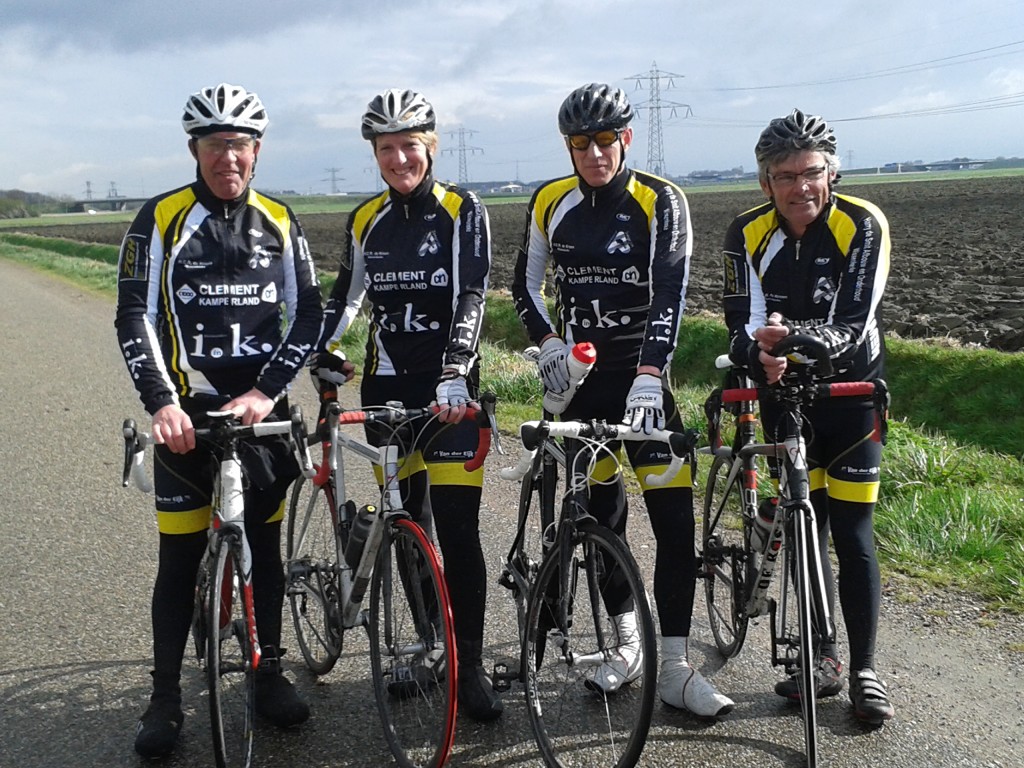 Thijs, Annemie, Daaf en Gerrit in het nieuwe clubtenu
