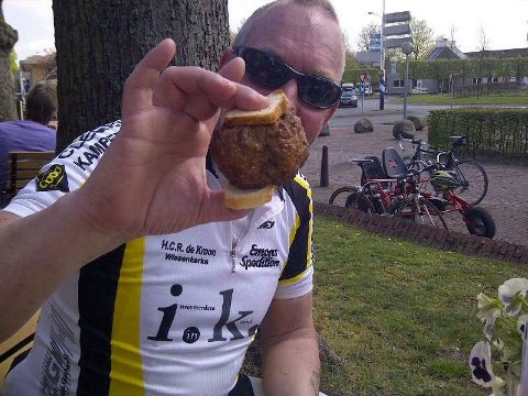 Thijs met een broodje Bal bij VanSlag in Borger (let op de boterhammen)
