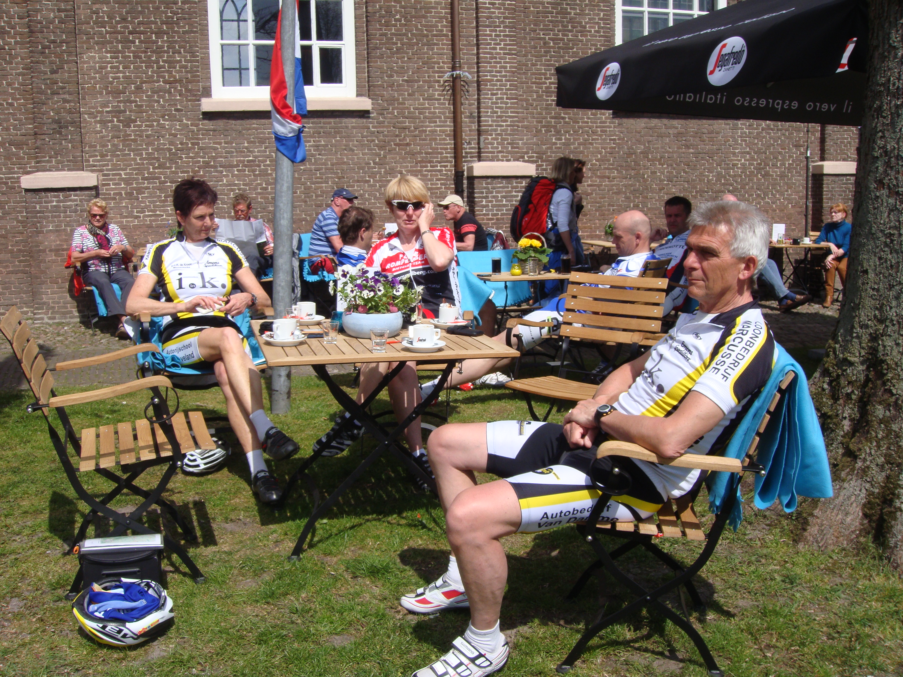 Genieten op het terras bij fietscafe VanSlag in Borger