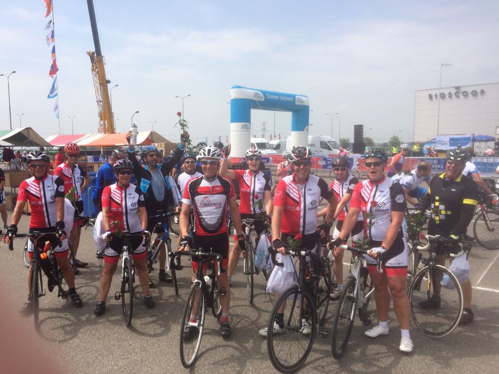 De 80 km groep is net over de finish gekomen.